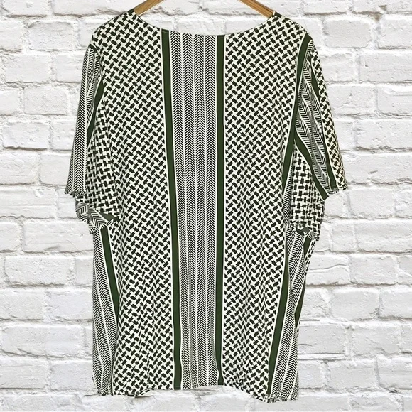 BloomChic Geometric Print Blouse - Picture 2 of 4